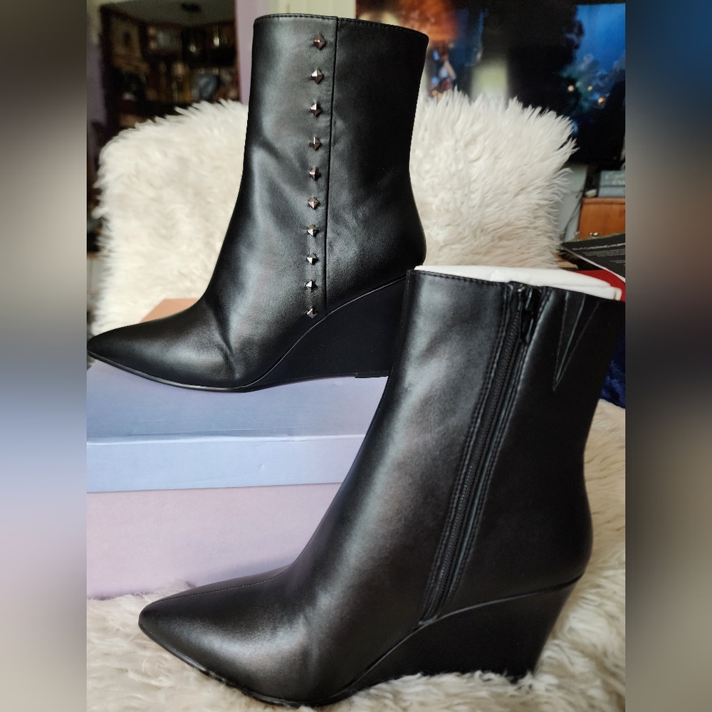 9W. NWT. NEVER WORN. LISA VICKY. Sassy Pointed Toe Wedge Ankle Boot